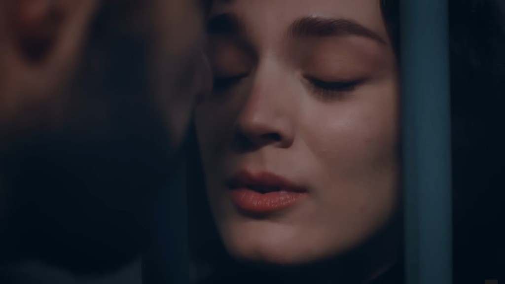 Nana zamyka oczy, czekając na pocałunek z Yamanem.