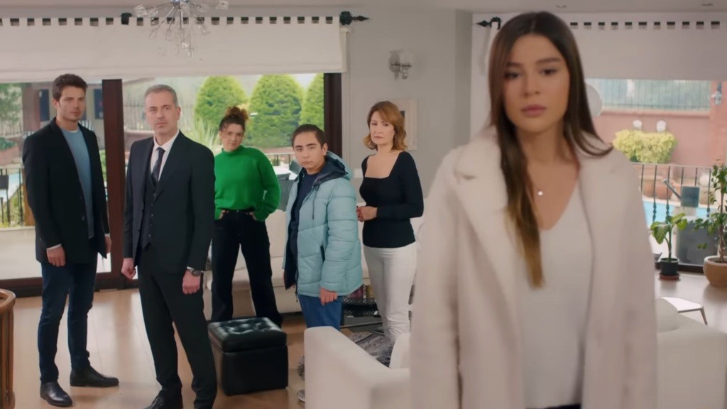 Zeynep podejmuje decyzję o wyprowadzce. Żegna się ze wszystkimi domownikami, którzy patrzą, jak odchodzi.
