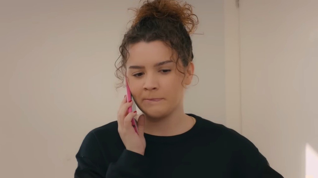 Melis zgłasza telefonicznie skargę na swojego ojca.