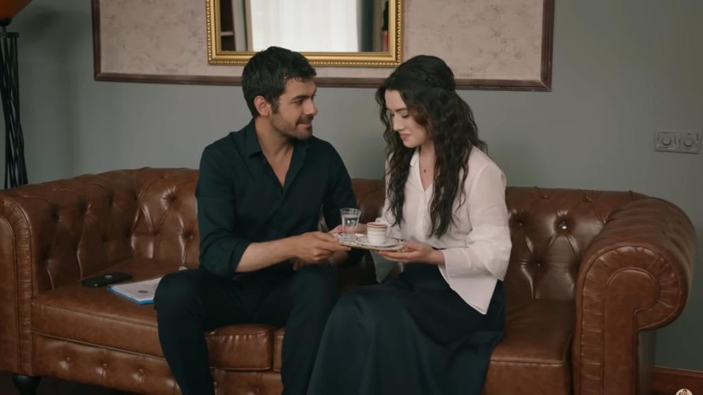 Halil i Zeynep na kanapie.