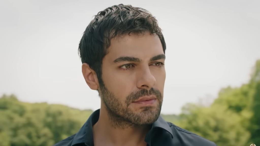 Halil wpatrzony w Zeynep.