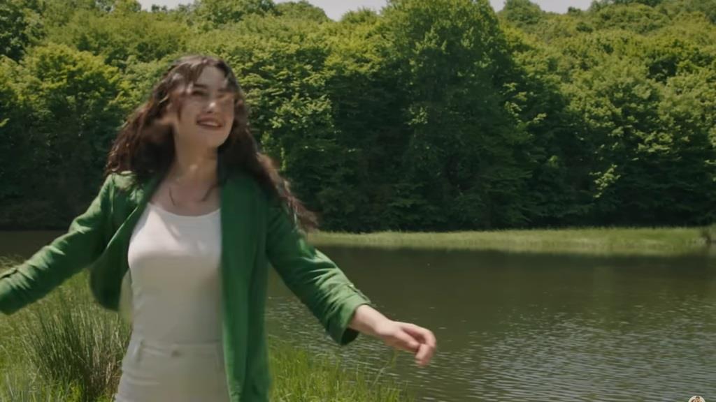 Zeynep wiruje nad jeziorem.