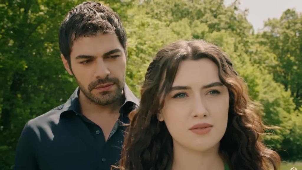 Halil i Zeynep nad jeziorem.