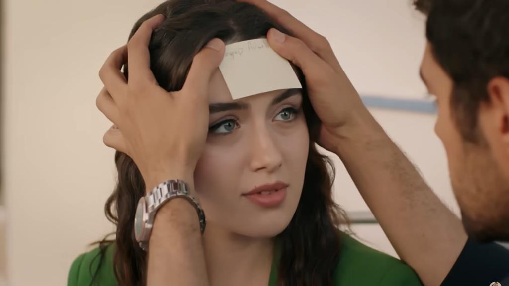 Halil przyklejona do czoła Zeynep karteczkę z jej imieniem i nazwiskiem.