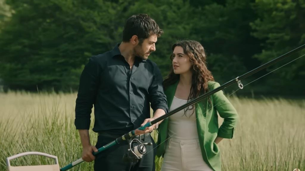 Halil trzyma wędkę. Obok niego stoi Zeynep.