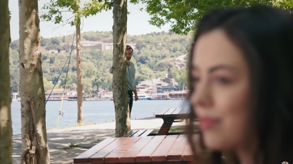 Hakan obserwuje z ukrycia Ferihę.