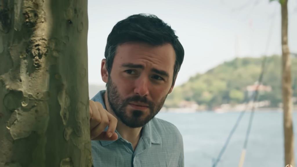 Hakan jest smutny i zazdrosny.