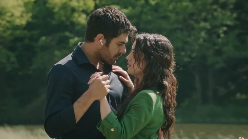 Halil i Zeynep tańczą.
