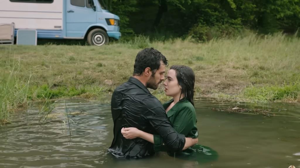 Halil i Zeynep wpadają do wody.