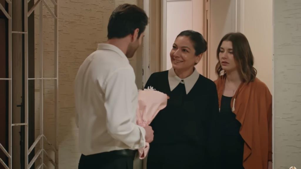 Feyyaz przychodzi z wizytą do oficyny.