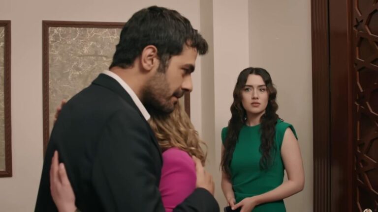 Halil przytula Bernę. Zeynep stoi obok i patrzy na to z mieszaniną zaskoczenia i zazdrości.