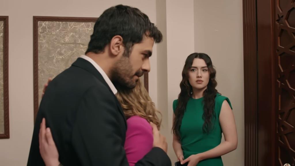 Halil przytula Bernę. Zeynep stoi obok i patrzy na to z mieszaniną zaskoczenia i zazdrości.