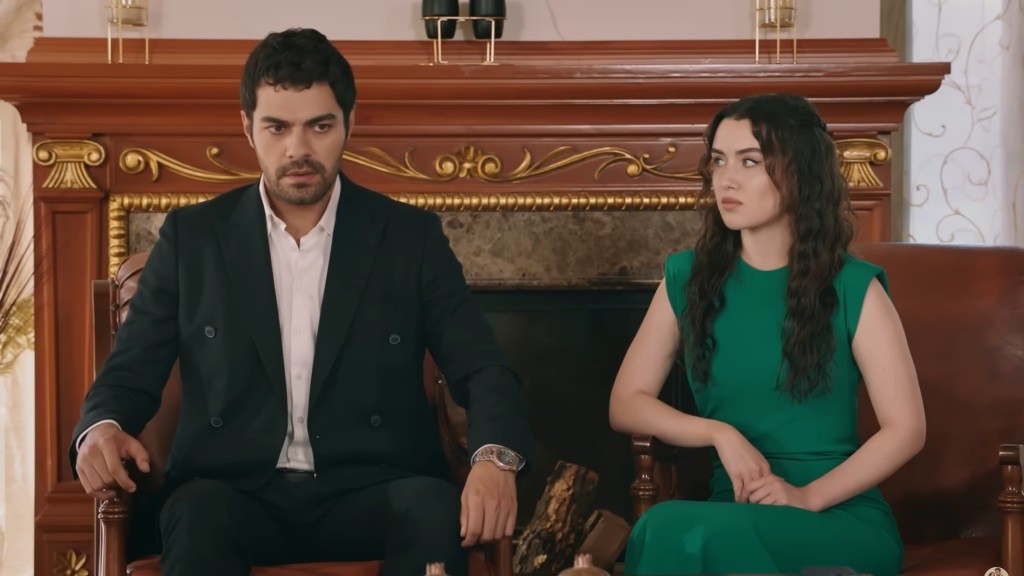 Halil i Zeynep siedzą obok siebie.