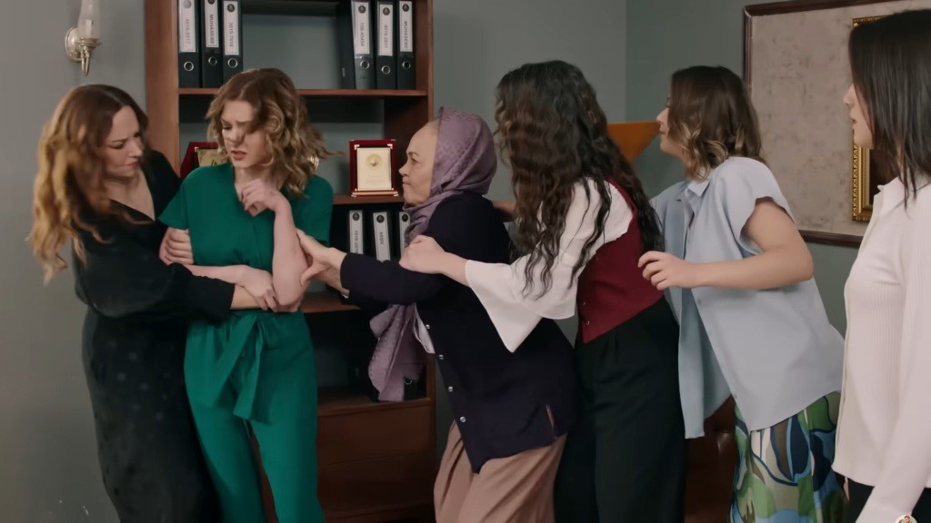 Zeynep i Songul starają się odciągnąć babcię od Berny.