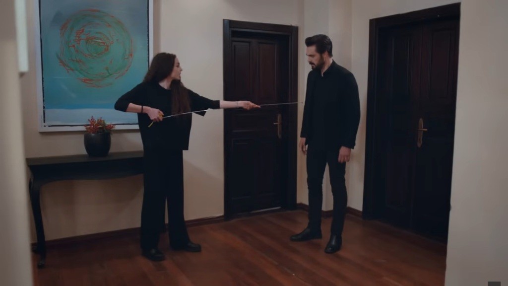 Nana odmierza dystans, jaki ona i Yaman muszą zachowywać.