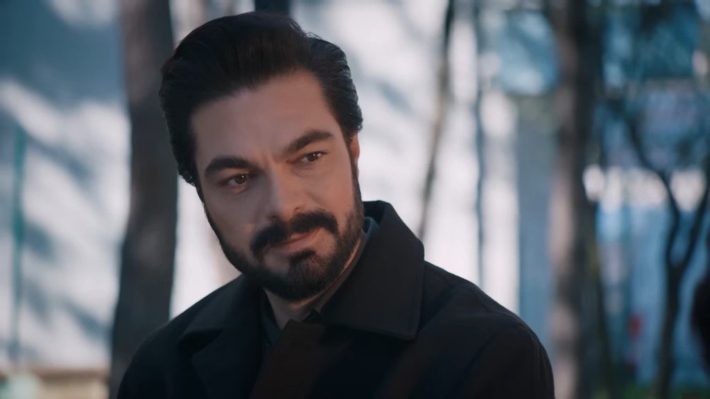 Yaman uśmiecha się delikatnie.