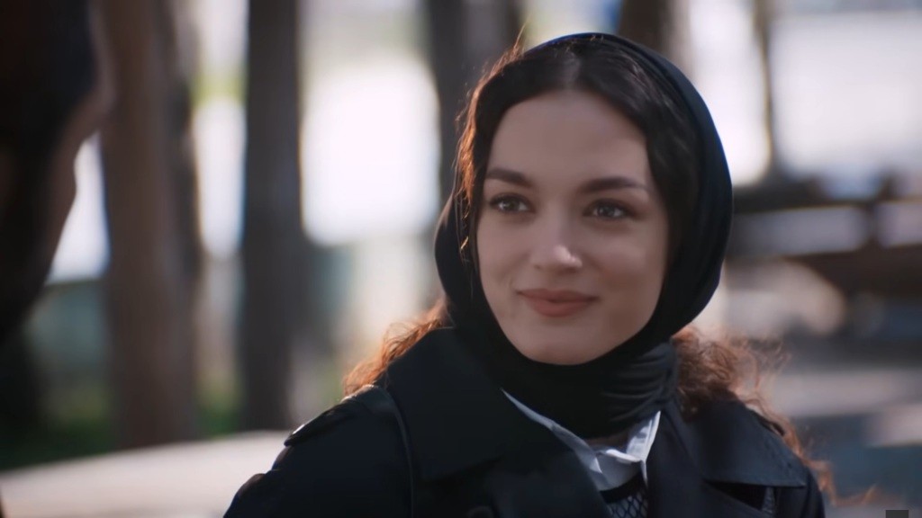 Nana uśmiecha się promiennie.