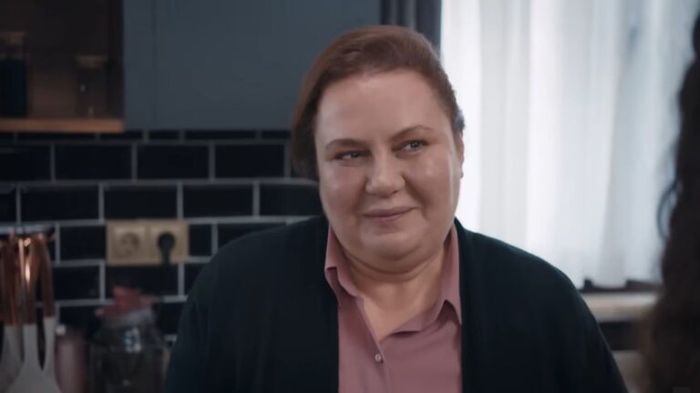 Adalet uśmiecha się.