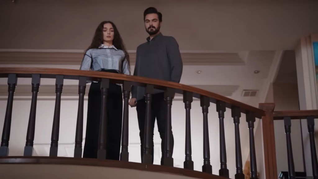 Nana i Yaman stoją na półpiętrze.