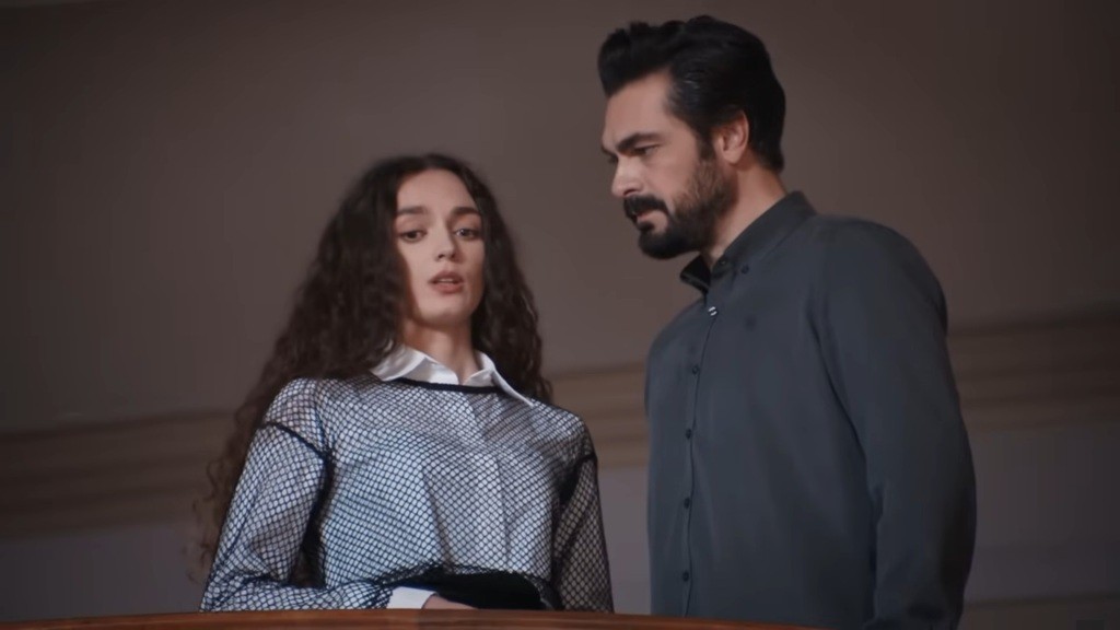 Yaman patrzy na Nanę, a ona niepewnie spogląda w dół.