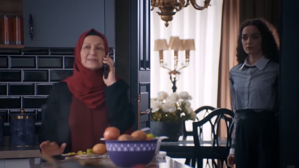 Akca rozmawia przez telefon. Za jej plecami znajduje się Nana.