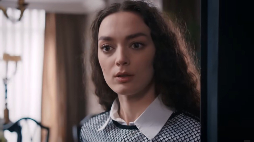 Zbliżenie na twarz zdruzgotanej Nany.