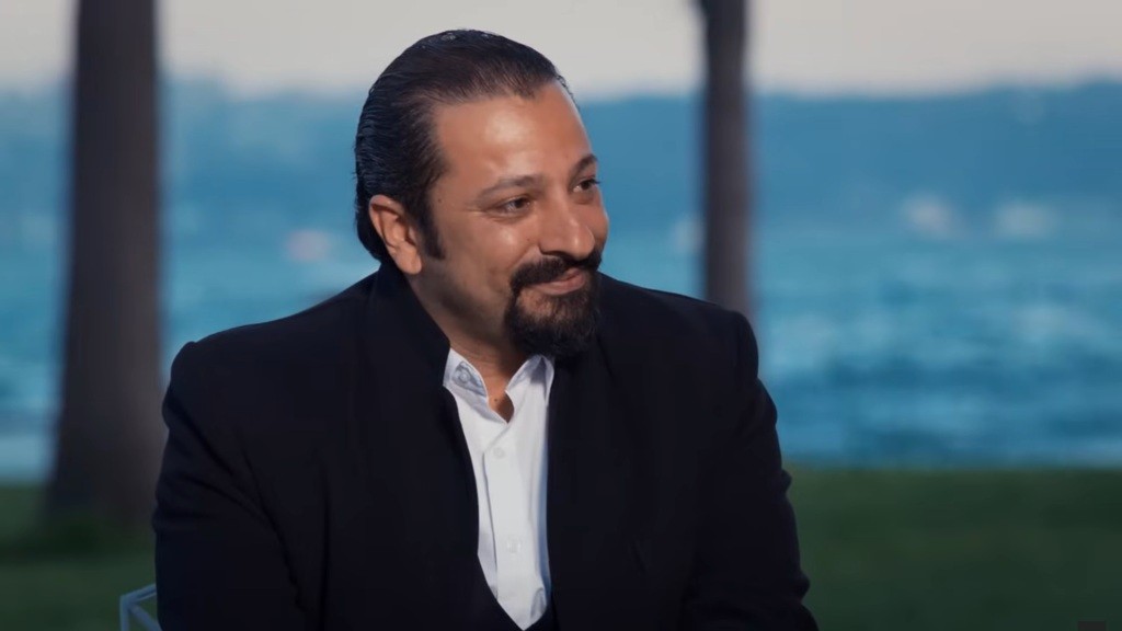 Idris w eleganckim stroju podczas spotkania z Aynur.