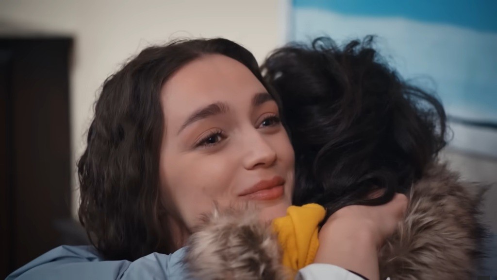 Wzruszona Nana obejmuje Yusufa.