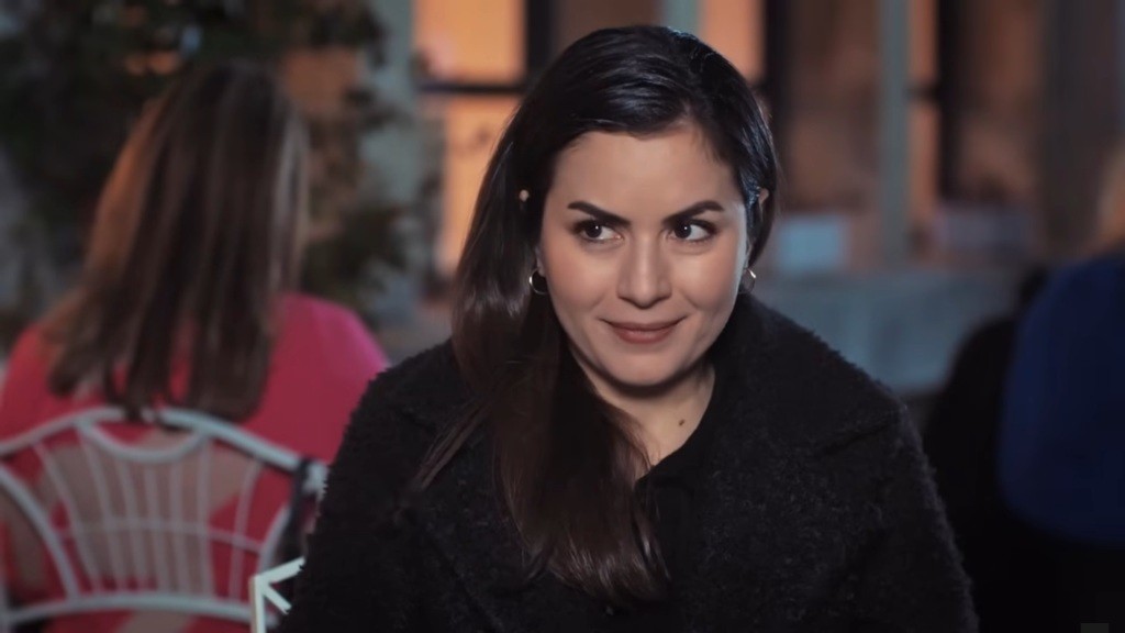 Aynur spogląda na Idrisa zalotnie.