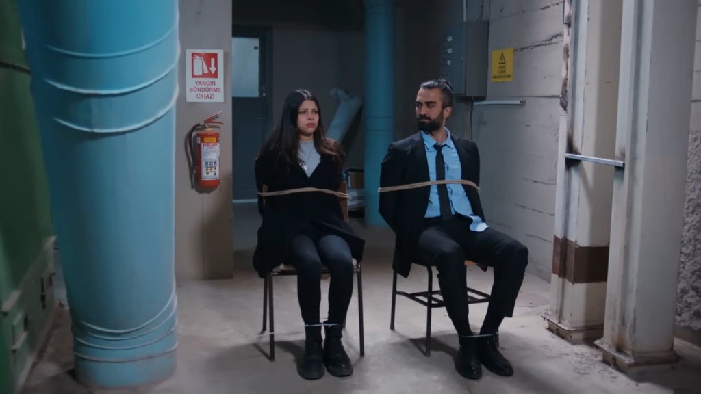 Ayse i Ferit w magazynie przemytników.