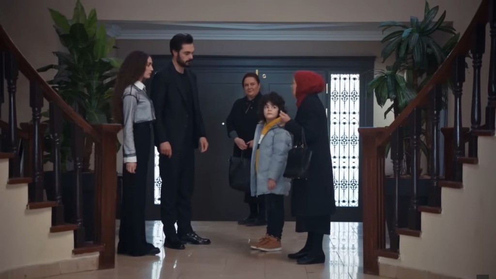 Scena w przedpokoju. Nana, Yaman, Akca, Yusuf i Adalet.