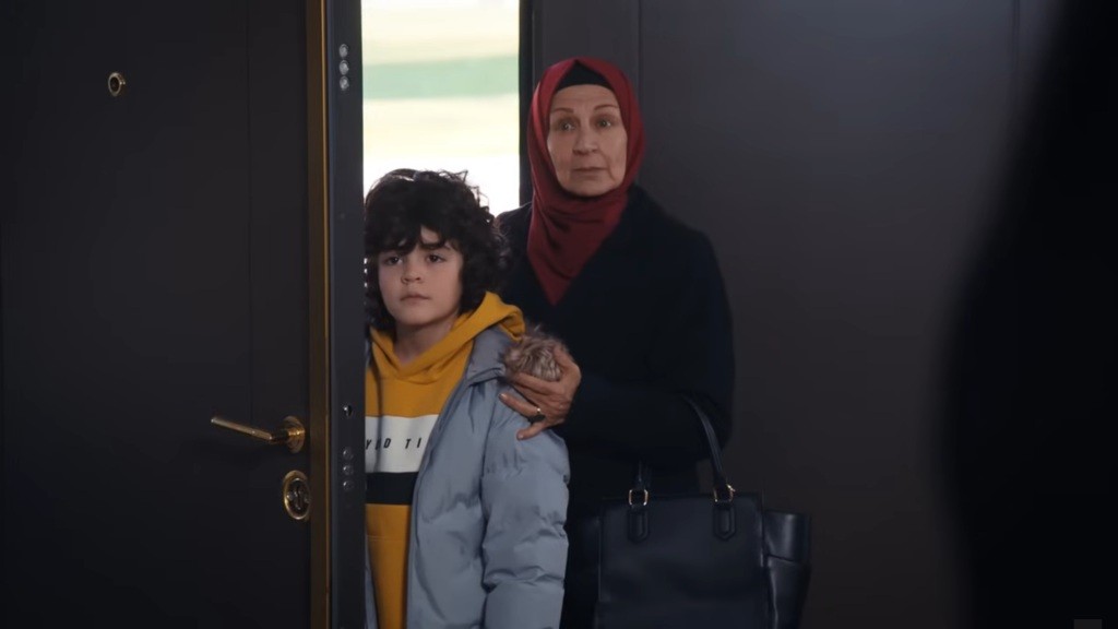 Yusuf i Akca w drzwiach rezydencji.