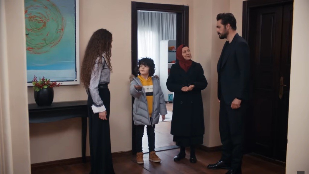 Yusuf prostuje rękę w kierunku Nany.