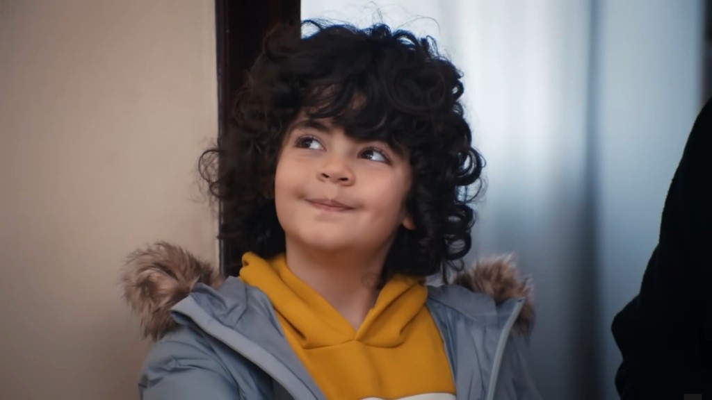 Yusuf uśmiecha się. Jest szczęśliwy.