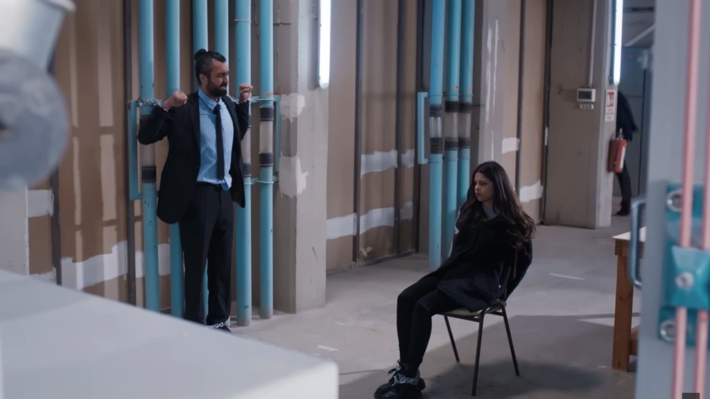 Ferit i Ayse w magazynie przemytników broni.