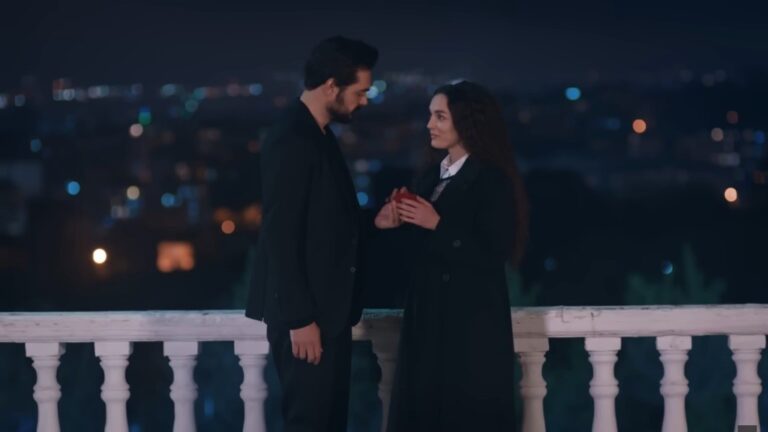 Yaman wręcza Nanie czerwone pudełko.