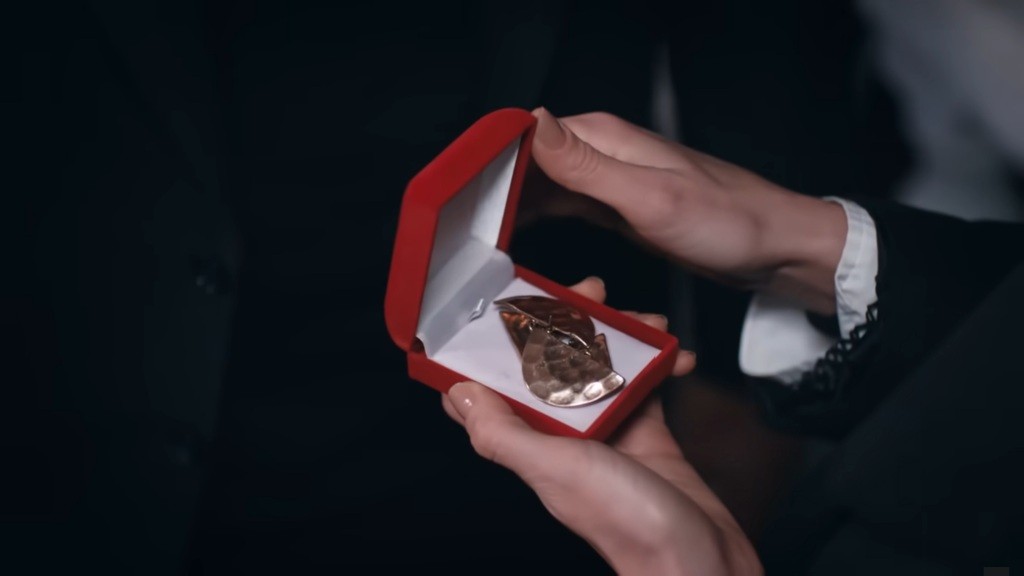 Kolczyki w środku czerwonego pudełka.