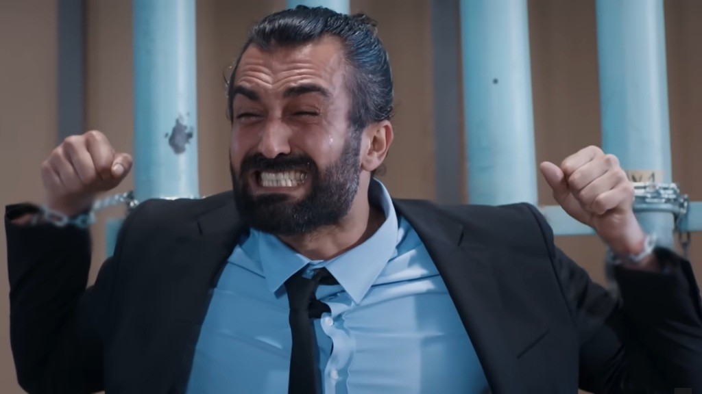 Ferit z całych sił walczy z krępującymi go łańcuchami.