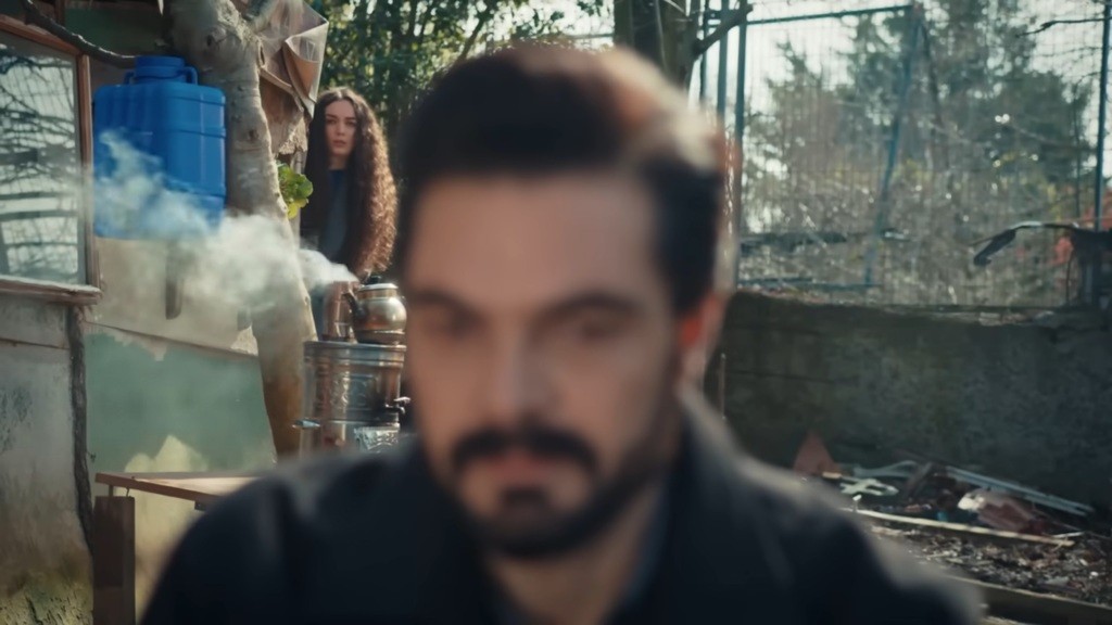 Na pierwszym planie rozmazana twarz Yamana, na drugim widać podsłuchującą z ukrycia Nanę.