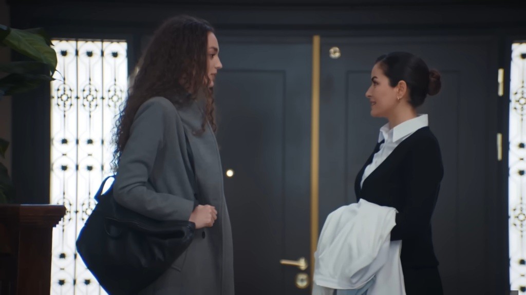 Nana i Aynur rozmawiają w przedpokoju.