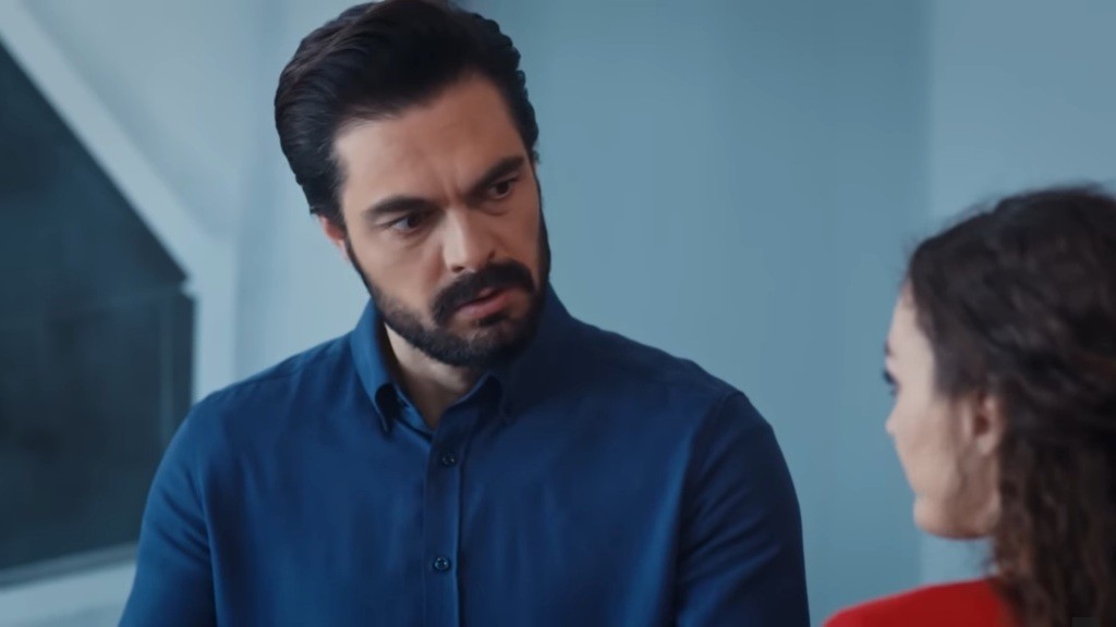 Yaman kieruje na Nanę mocne spojrzenie, oczekując wyjaśnień.