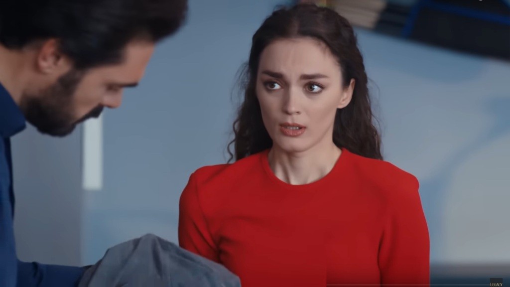 Yaman trzyma w rękach swoją zniszczoną koszulę, a Nana stoi obok, zakłopotana.