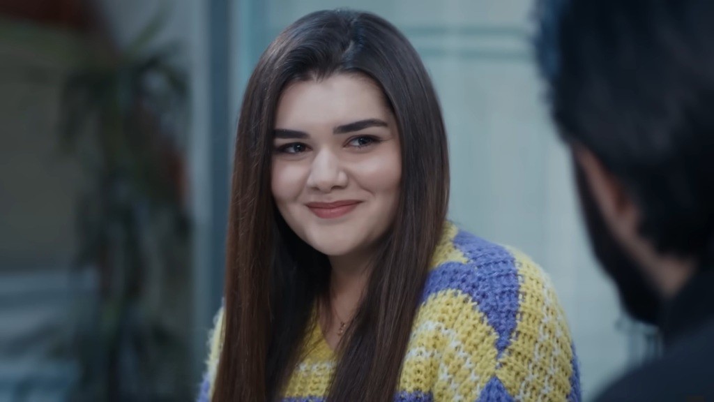 Nese uśmiecha się.