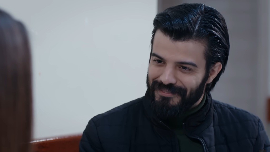 Volkan uśmiecha się.