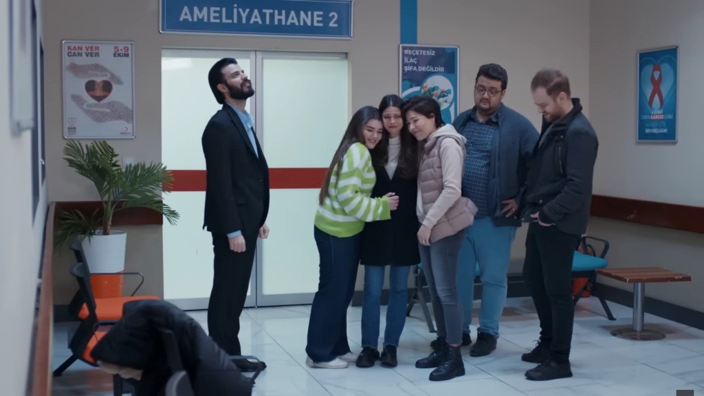 Scena w szpitalu. Przyjaciele Ferita czują ulgę, że wszystko z nim dobrze.