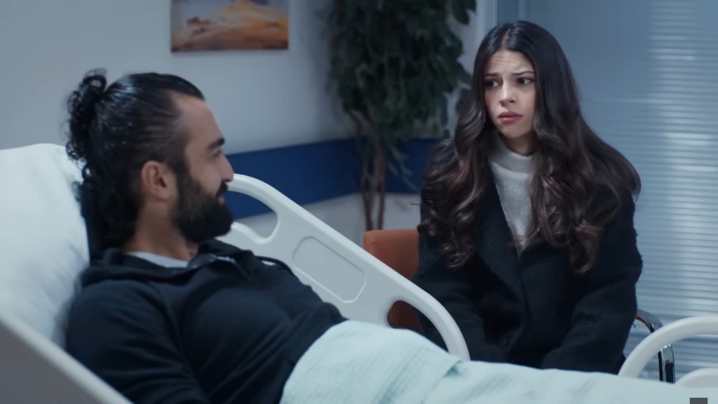 Ayse odwiedza Ferita, który odzyskał już przytomność.