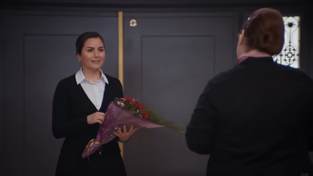 Adalet podchodzi do szczęśliwej Aynur.