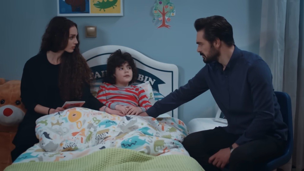 Yusuf łączy ręce stryjka i Nany.