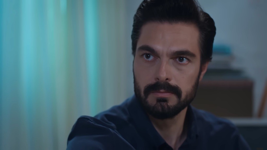 Yaman skupia wzrok na Nanie.