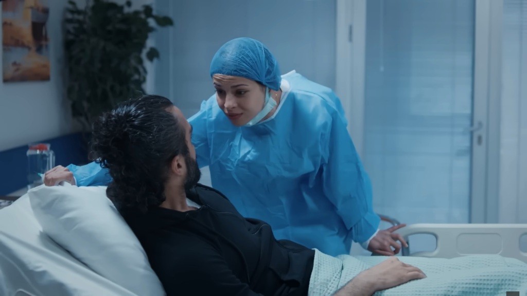 Pielęgniarką okazuje się Ayse.